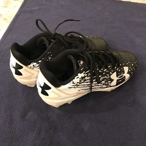 Boys baseball shoes